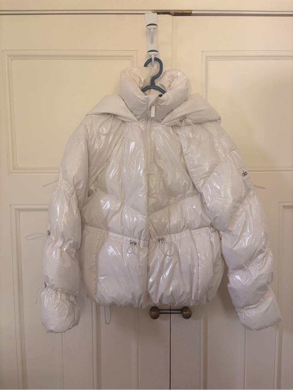 ALO Unisex White Gloss Puffer Jacket with Hood